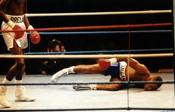 Framed Print : LLoyd Honeyghan Boxing Laying on floor after being knocked down by mark breland Framed Print : LLoyd Honeyghan Boxing Laying on floor after being knocked down by mark breland