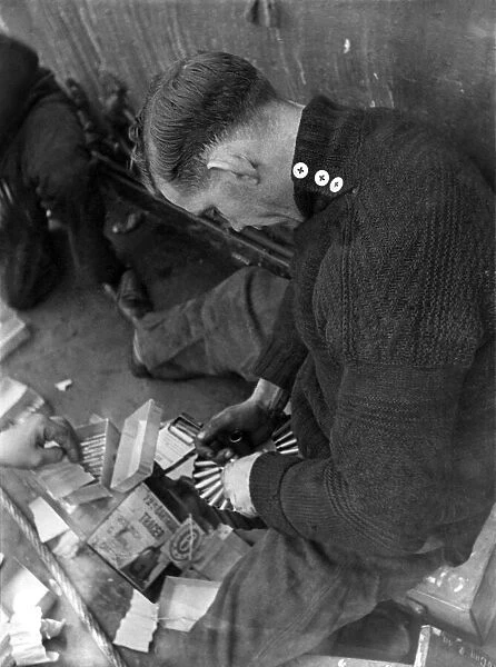 Loading amunition for a Lewis Gun. February 1940 P012259