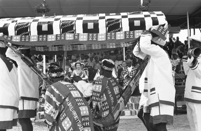 Framed Print : A local chieftain is carried passed Queen Elizabeth II and Prince Philip Framed Print : A local chieftain is carried passed Queen Elizabeth II and Prince Philip