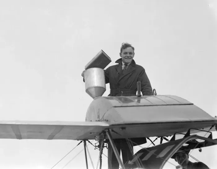 Framed Print : London to Cape Town flight. Mr A. B Elliott filling the fuel tank of Alan Cobham