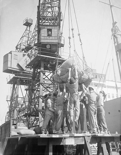 London Dock Strike 1949 Soldiers unloading cargo. 019194  /  1