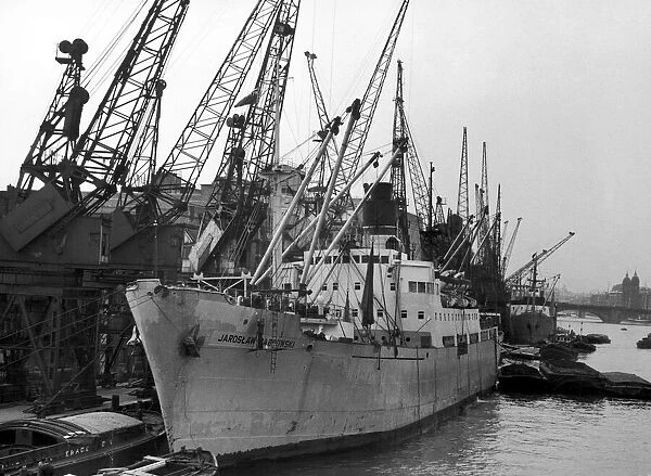 London Dockers rescue 3 Polish stowaways from the hold of Polish ship