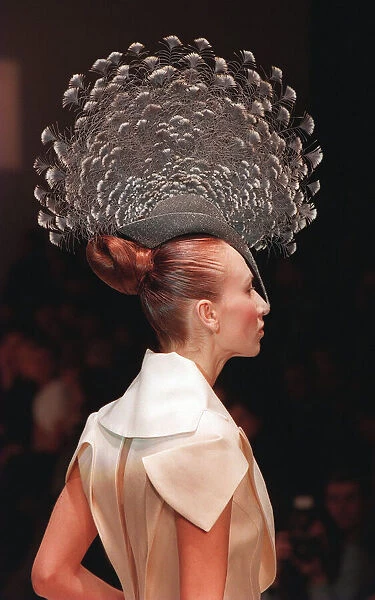 London Fashion Week Feb 1999 model wearing a Philip Treacy hat