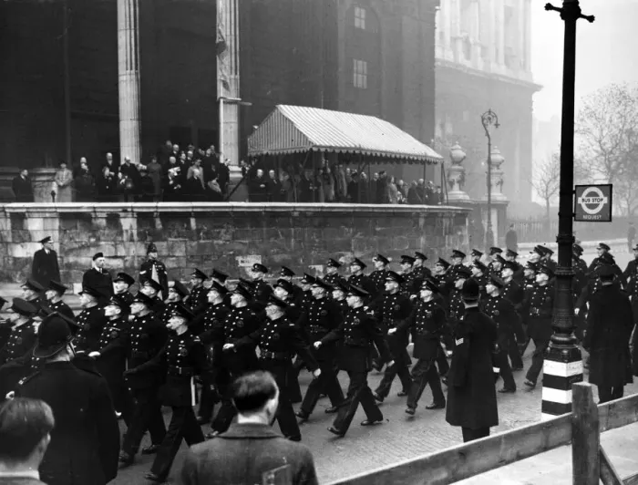 Framed Print : London fire service march past St Pauls in front of King George VI