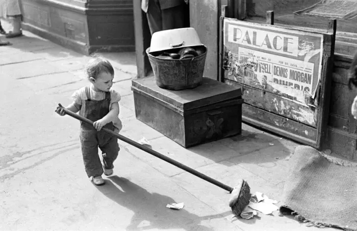 Framed Print : London Kids, children seen here playing in the street during the spring of 1941 Circa May