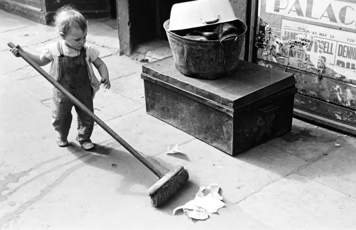 Framed Print : London Kids, children seen here playing in the street during the spring of 1941 Circa May
