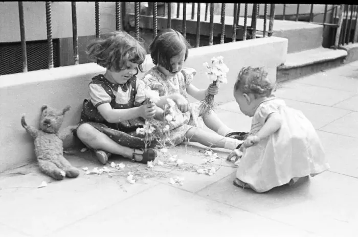Framed Print : London Kids, children seen here playing in the street during the spring of 1941 Circa May