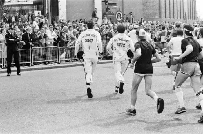 Framed Print : London Marathon 1982, Sponsored by Gillette, Sunday 9th May 1982. Prisoner on the run