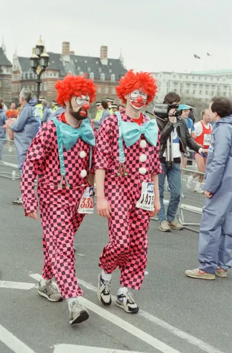Framed Print : The London Marathon - 1991 Runners in fancy dress run over Westminster Bridge Framed Print : The London Marathon - 1991 Runners in fancy dress run over Westminster Bridge