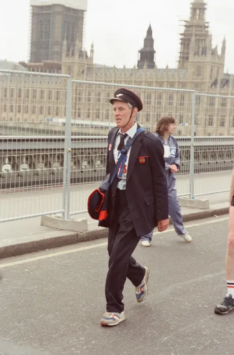 Framed Print : The London Marathon - 1991 Runners in fancy dress run over Westminster Bridge Framed Print : The London Marathon - 1991 Runners in fancy dress run over Westminster Bridge