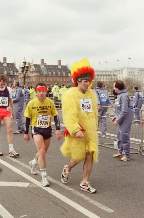 Framed Print : The London Marathon - 1991 Runners in fancy dress run over Westminster Bridge Framed Print : The London Marathon - 1991 Runners in fancy dress run over Westminster Bridge