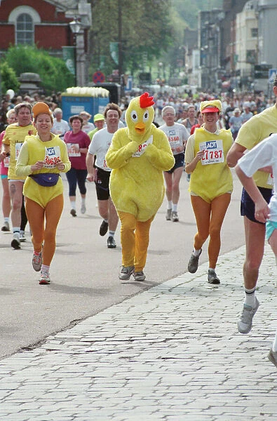 London Marathon - 1991. The runners go round Cutty Sark