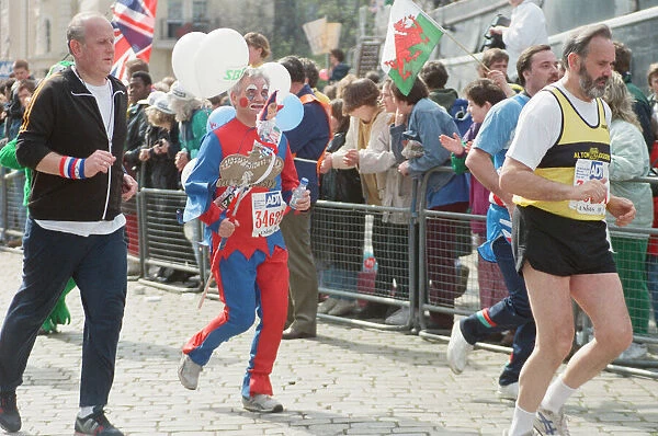 London Marathon - 1991. The runners go round Cutty Sark