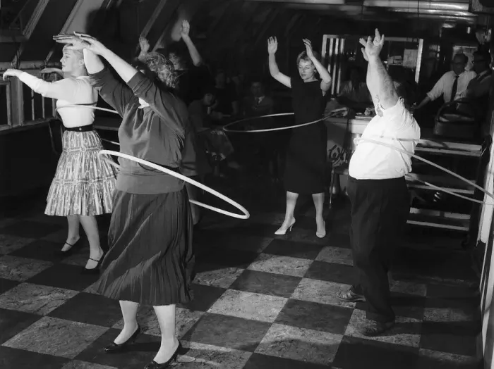 Framed Print : London office workers spent their lunch break learning to hula hoop as the new craze hits Framed Print : London office workers spent their lunch break learning to hula hoop as the new craze hits