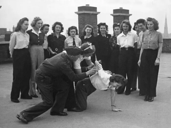 Framed Print : The London Savings Bank are now running a Womens Home Defence Unit