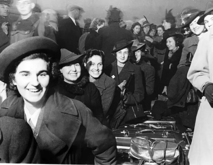 Framed Print : London Shopgirls Off To Warshops Framed Print : London Shopgirls Off To Warshops
