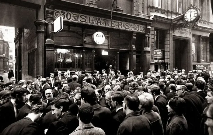 Framed Print : London Stock Exchange Busy men dealing the the buying and selling of shares Framed Print : London Stock Exchange Busy men dealing the the buying and selling of shares