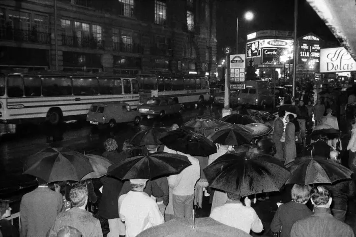 Framed Print : London travellers are soaked by the rain as the end of the 1976 drought is officially Framed Print : London travellers are soaked by the rain as the end of the 1976 drought is officially