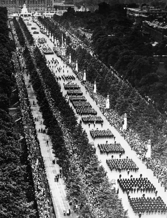 Framed Print : London Victory march and celebration seen here passing down the Mall. July 21st 1919