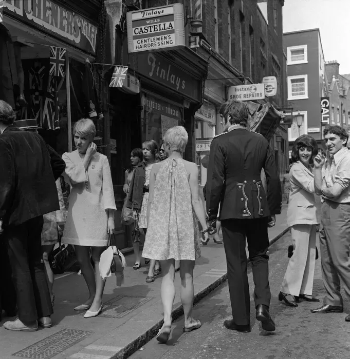 Framed Print : London views Carnaby Street, July 1967 Shopping crowd scene Framed Print : London views Carnaby Street, July 1967 Shopping crowd scene