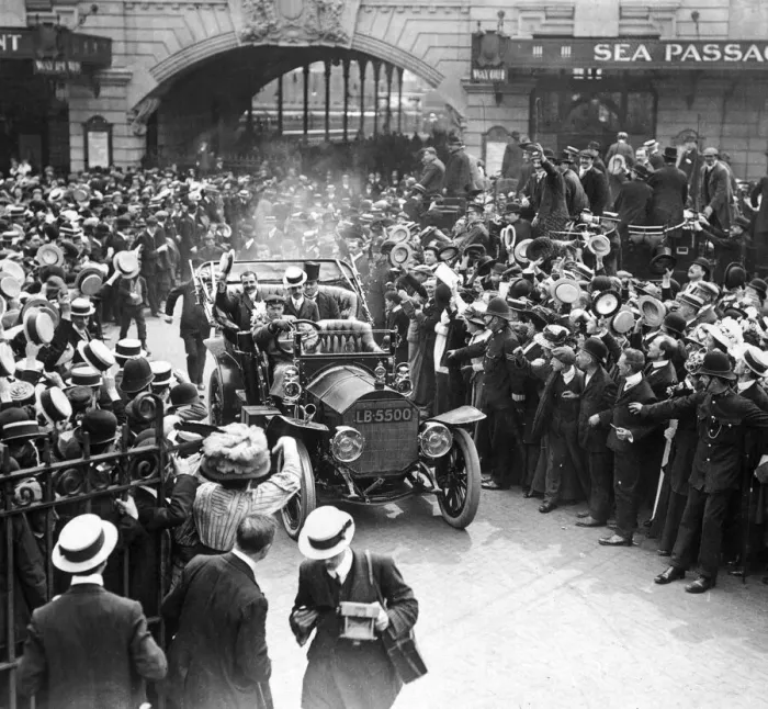 Framed Print : London welcomes Louis Bleriot: Cheering crowds greet the intrepid aviator as he leaves