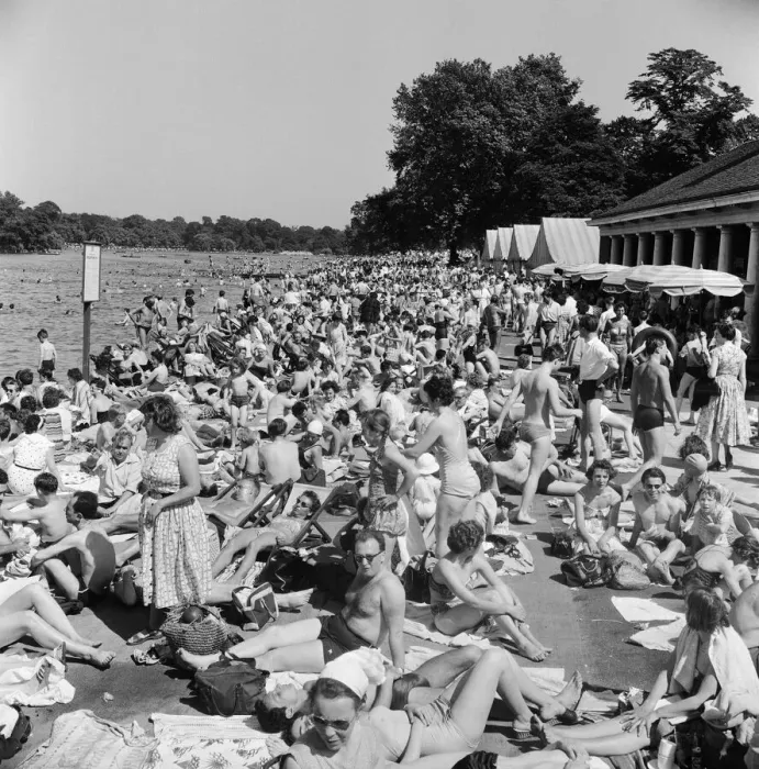 Framed Print : Londons Hyde Park Lido. A crowd a of sunbathers by the Serpentine Framed Print : Londons Hyde Park Lido. A crowd a of sunbathers by the Serpentine