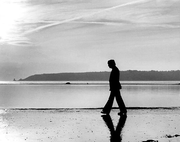 A lonely walk for Billy Walker on St. Helier sands, Jersey. January 1977 P004906