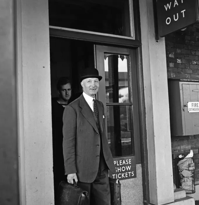 Framed Print : Lord Denning at Whitchurch station to go to London to present his report into the Profumo