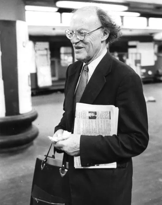 Framed Print : Lord Frank Longford carrying copy of tabloid newspaper at Euston station