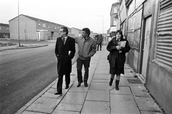 Framed Print : Lord Gifford visits Granby Street, Toxteth. 29th November 1988