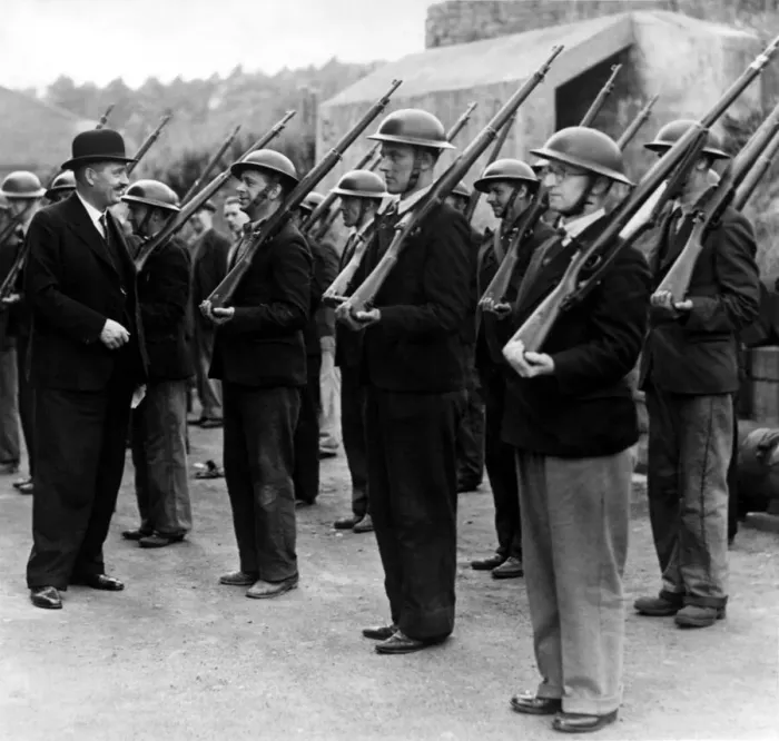 Framed Print : The Lord Mayor of Newcastle (Councillor A D Russell) inspecting men of the Home Guard