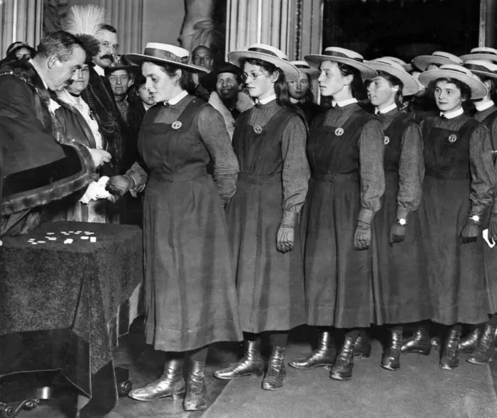 Framed Print : Lord Mayor presenting Christs Hospital schoolgirls with gifts at Mansion House
