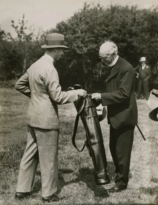 Framed Print : Lord Riddell presents a bag of golf clubs to the Duke of York made by many famous players Framed Print : Lord Riddell presents a bag of golf clubs to the Duke of York made by many famous players
