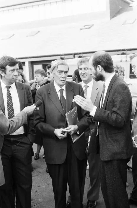 Framed Print : Lord Scarman returns to Brixton, London, Monday 6th October 1986 Framed Print : Lord Scarman returns to Brixton, London, Monday 6th October 1986