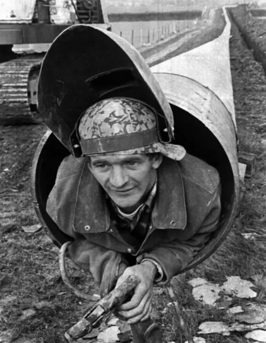 Framed Print : Lou Morris, The Human Pipe Cleaner, 6th November 1969. Lou pushes his 5ft 2in frame along Framed Print : Lou Morris, The Human Pipe Cleaner, 6th November 1969. Lou pushes his 5ft 2in frame along
