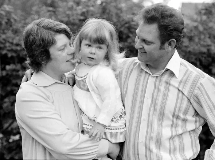 Framed Print : Louise Brown - test tube baby- May 1980 And her parents Lesley Framed Print : Louise Brown - test tube baby- May 1980 And her parents Lesley