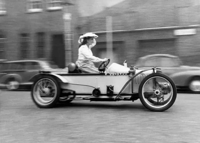 Framed Print : Louise Pomeroy pictured driving a Super two-seater 1910 cycle car outside the Royal Framed Print : Louise Pomeroy pictured driving a Super two-seater 1910 cycle car outside the Royal