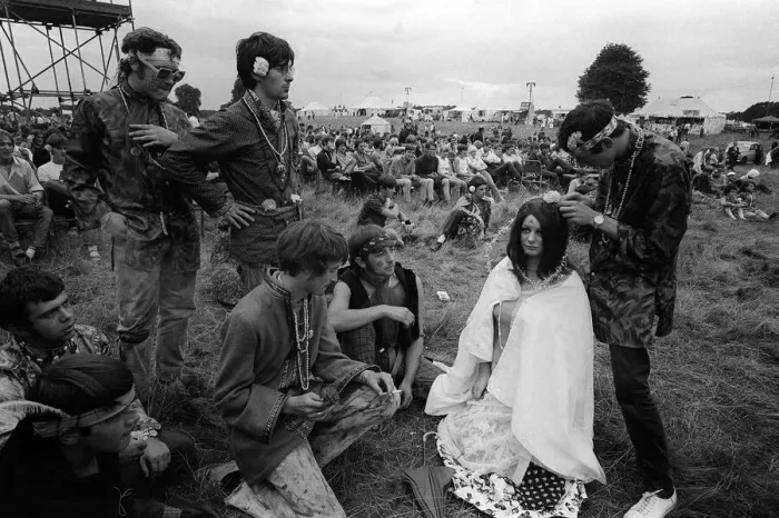 Framed Print : Love in a Woburn Abbey August 1967 Hippies decorate themselves with flowers Framed Print : Love in a Woburn Abbey August 1967 Hippies decorate themselves with flowers