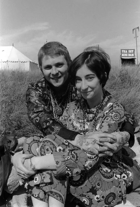 Framed Print : Love in a Woburn Abbey August 1967 Hippies Terry Evans and Rosemary Beddell
