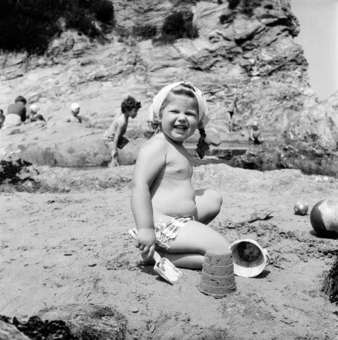 Framed Print : Lovely little Bronwen Harlow aged 3 of Nottingham on a Cornish holiday with her parents