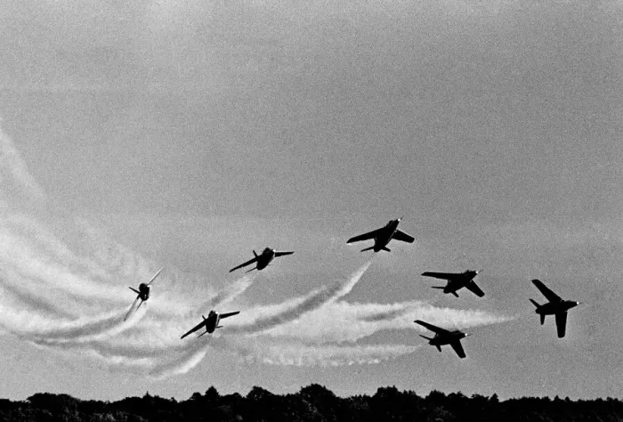 Framed Print : Low Level Flat. Bomb Burst'Raf Aerobatics team the red arrows Framed Print : Low Level Flat. Bomb Burst'Raf Aerobatics team the red arrows