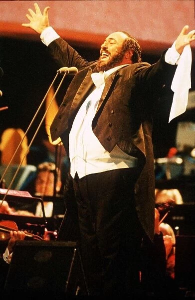 Luciano Pavarotti opera singer in Hyde Park concert