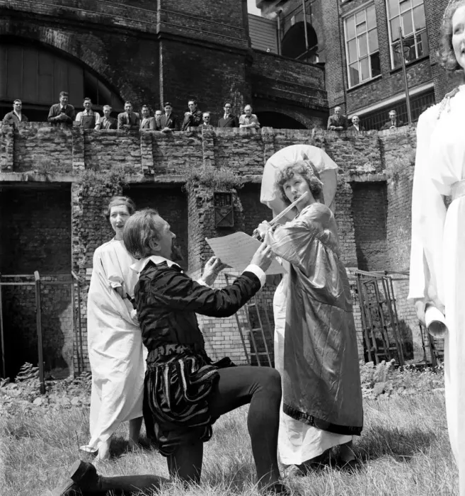 Framed Print : Ludgate Hill Shakespearean players perform extracts from the Bards many plays Framed Print : Ludgate Hill Shakespearean players perform extracts from the Bards many plays