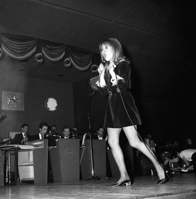 Framed Print : Lulu Feb 1968 performing at Luton night club A©Mirrorpix