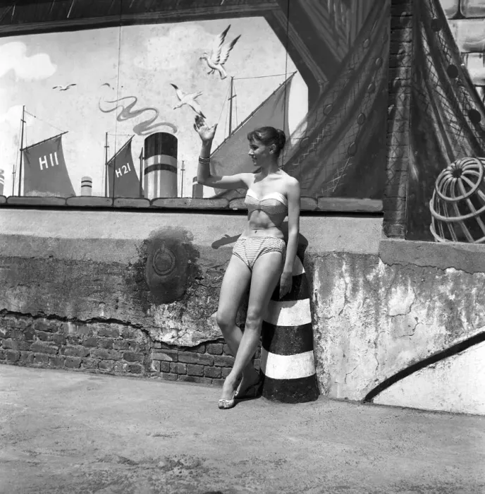 Framed Print : Lunch hour at the Oasis Lido in Central London. Where Keith Baxter Framed Print : Lunch hour at the Oasis Lido in Central London. Where Keith Baxter