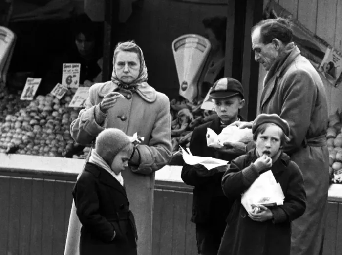 Framed Print : Lunchtime in Great Yarmouth and nearly all the local shoppers eat chips