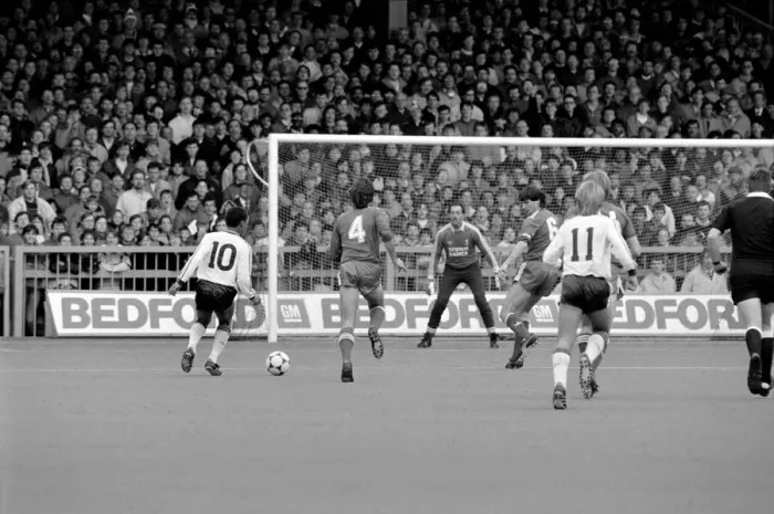 Framed Print : Luton 4 v. Liverpool 1. Division One Football. October 1986 LF20-16-024 Framed Print : Luton 4 v. Liverpool 1. Division One Football. October 1986 LF20-16-024
