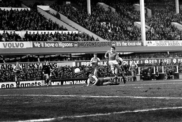 Luton Town 0 v. Liverpool 0. February 1984 MF14-09-024
