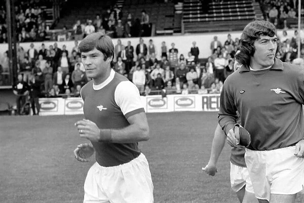 Luton Town. vs. Arsenal. Macdonald pictured with Jennings. August 1977 77-04352-005