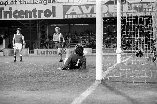 Luton Town. vs. Arsenal. Pat Jennings. August 1977 77-04352-042